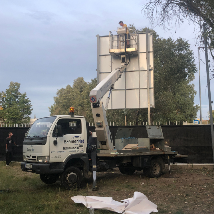 Projekt tábla készítés és telepítés alpintechnikával